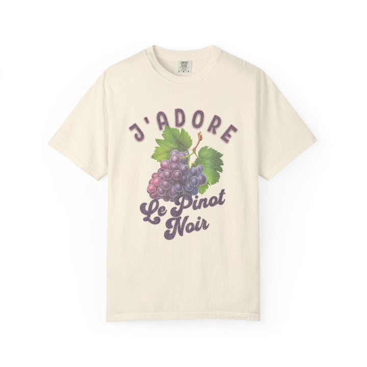 White t-shirt with grape design and French text that says 'J'adore le Pinot Noir'